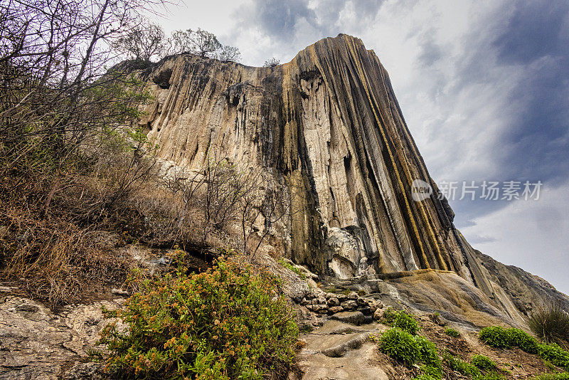 Hierve el Agua是一组天然石灰华岩层，位于墨西哥瓦哈卡州的圣洛伦佐阿尔巴拉达斯。